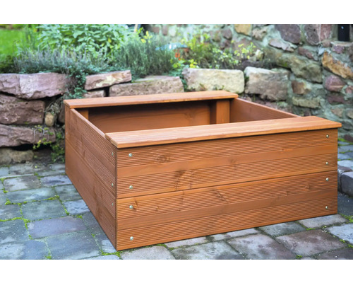 Jardinière surélevée en bois dans le jardin