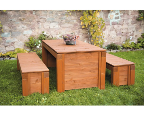 Ensemble de jardin en bois avec table et deux bancs dans le jardin