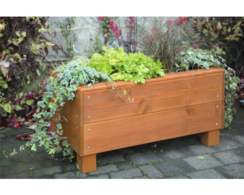 Jardinière en bois avec diverses plantes à l''extérieur