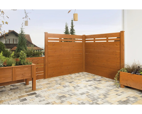 Clôture en bois dans le jardin avec jardinières