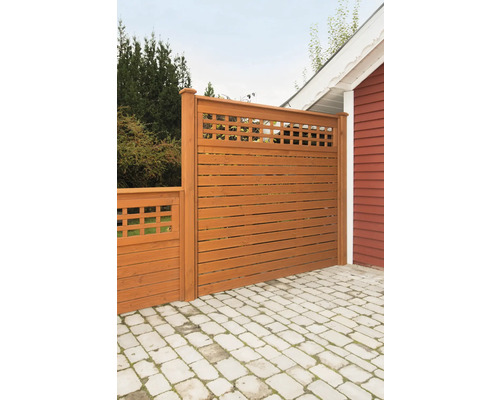 Clôture en bois avec planches horizontales et insert en treillis