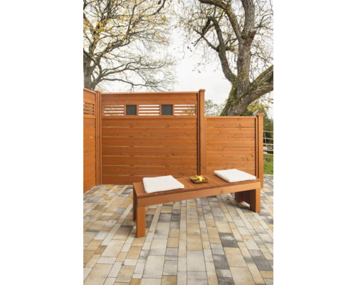 Espace de jardin avec clôture en bois et banc en bois avec coussins d''assise