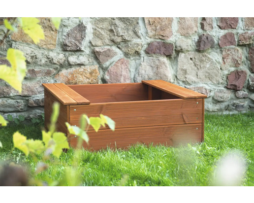 Jardinière en bois dans le jardin