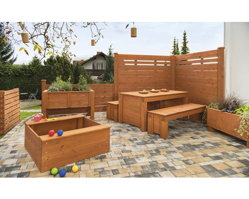 Terrasse en bois avec table, bancs, bac à sable, plates-bandes surélevées et clôture d''intimité