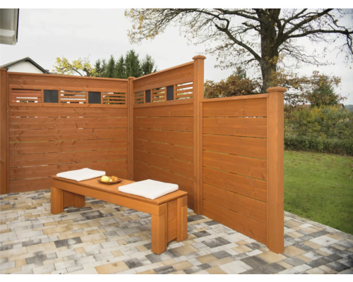 Paravent en bois avec banc en bois et coussins dans le jardin