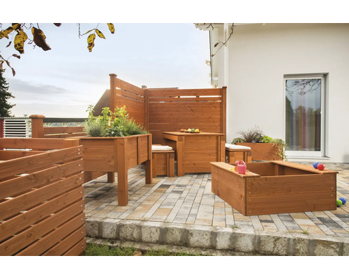 Terrasse en bois avec jardinière surélevée, bac à sable, pare-vue et coin salon