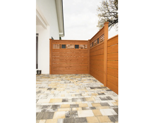 Clôture en bois avec éléments opaques et pavés