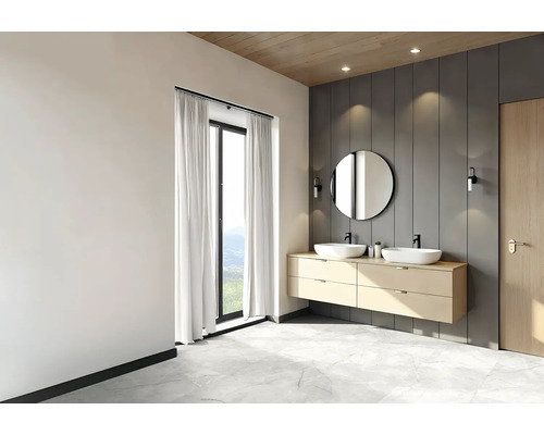 Salle de bains avec meuble-lavabo, miroir et fenêtre avec rideau