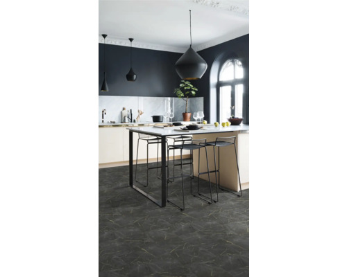 Cuisine moderne avec îlot de cuisine, chaises et sol foncé aspect marbre.