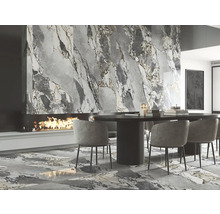 Salle à manger avec carrelage en marbre au mur et au sol, cheminée et table à manger avec chaises