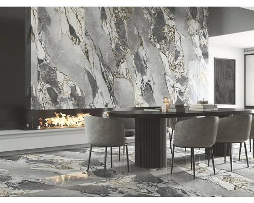 Salle à manger avec carrelage en marbre au mur et au sol, cheminée et table à manger avec chaises