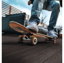 Personne sur un skateboard sur une terrasse avec plancher en bois