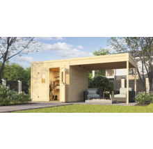 Gartenszene mit Holzgartenhaus und überdachter Terrasse mit Gartenmöbeln und Feuerstelle