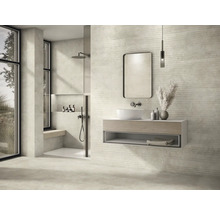 Modernes Badezimmer mit Dusche, Waschbecken, Spiegel und horizontal strukturierten Fliesen