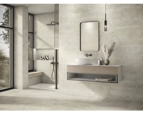 Modernes Badezimmer mit Dusche, Waschbecken, Spiegel und horizontal strukturierten Fliesen