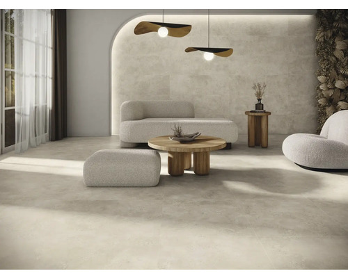 Wohnzimmer mit Bodenfliesen, Sofa, Sessel, Tisch und Dekoration