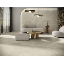 Espace de vie lumineux avec carrelage au sol, canapé, fauteuil et table en bois