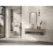 Modernes Badezimmer mit Dusche, Waschtisch, Spiegel und Fliesenwand