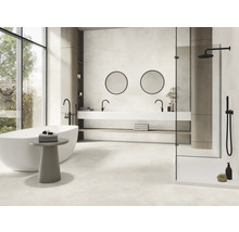 Salle de bains lumineuse avec baignoire, lavabo, miroirs et douche