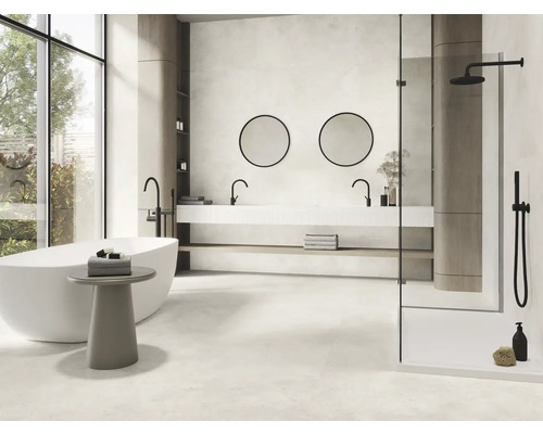 Salle de bains lumineuse avec baignoire, lavabo, miroirs et douche