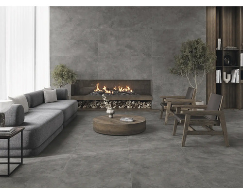 Salon avec canapé, cheminée et carrelage