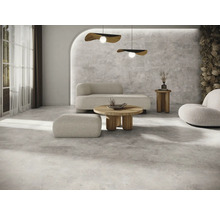 Salon lumineux avec carrelage au sol, canapé, fauteuil et table basse