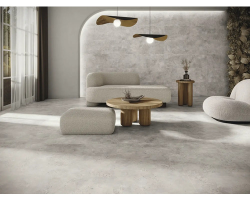 Salon lumineux avec carrelage au sol, canapé, fauteuil et table basse