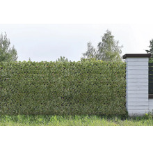 Sichtschutzzaun mit künstlichen Blättern zur Dekoration und als Windschutz im Garten.