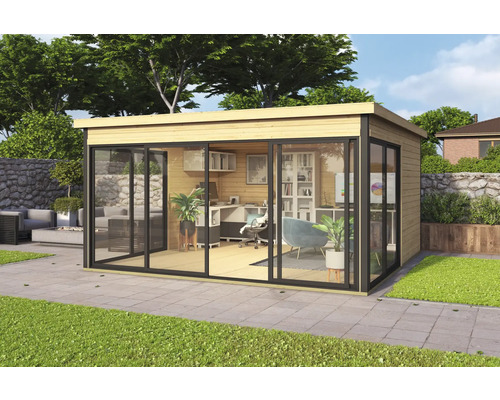 Pavillon de jardin moderne avec façade en verre et mobilier de bureau à l'extérieur.