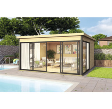 Pavillon de jardin en bois avec portes coulissantes en verre à côté d'une piscine