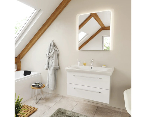 Badezimmer mit Waschtisch, Spiegel, Badewanne und Dachschräge