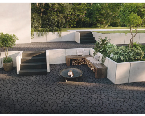 Aussenbereich mit Pflastersteinen, Sitzecke, Feuerstelle und Bepflanzung