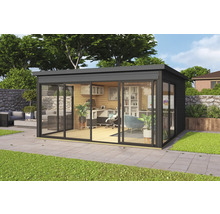 Pavillon de jardin moderne avec de grandes façades en verre et un mobilier de bureau à l'extérieur.
