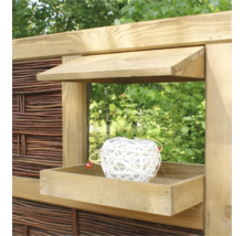 Clôture en bois avec fenêtre et décoration