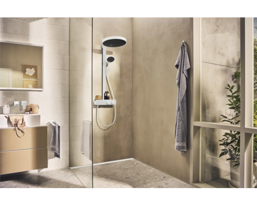 Helles Badezimmer mit Dusche, Waschbecken und Spiegel für ein modernes Ambiente