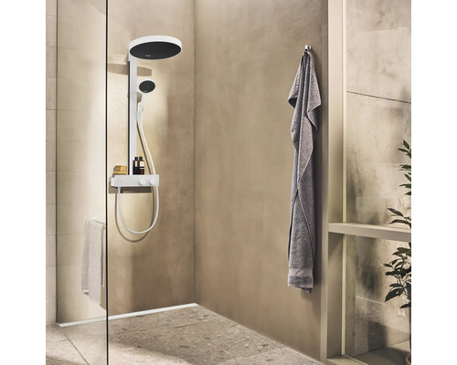 Dusche mit Kopfbrause, Handbrause, Ablage und Handtuch