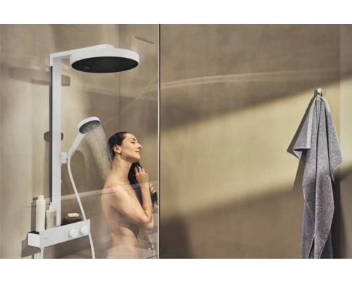 Moderne Dusche mit Kopfbrause und Handbrause in einem Badezimmer mit Handtuch