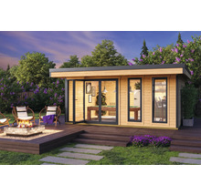 Scène avec une cabane de jardin avec une entrée ouverte, une terrasse en bois, un foyer et des meubles de jardin