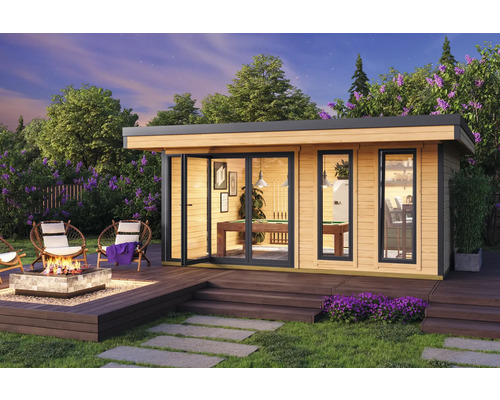 Scène avec une cabane de jardin avec une entrée ouverte, une terrasse en bois, un foyer et des meubles de jardin