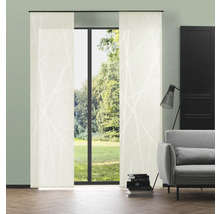 Wohnraum mit Schiebegardinen vor einem Fenster mit Blick ins Grüne