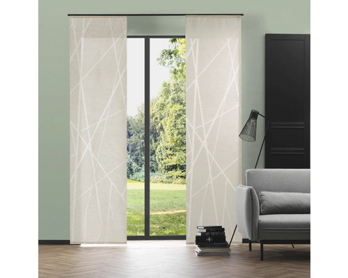 Szene mit Schiebegardinen vor einem Fenster mit Ausblick ins Grüne.