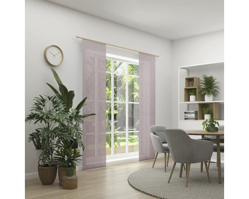 Esszimmer mit Fensterpaneelen, Esstisch und Zimmerpflanzen für eine helle und einladende Atmosphäre.