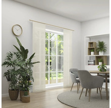 Helles Interieur mit Esstisch, Stühlen, Regal und Zimmerpflanzen für eine freundliche Atmosphäre.