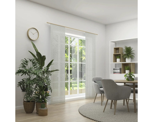 Heller Essbereich mit Tisch, Stühlen, Vorhängen und Zimmerpflanzen