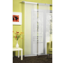 Dekoratives Wohnambiente mit Schiebegardinen, Tisch und Sofa