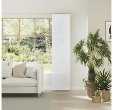Heller Wohnraum mit Sofa, Zimmerpflanzen und Schiebegardine vor dem Fenster