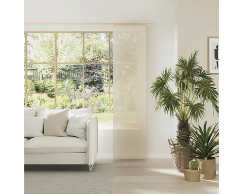 Heller Wohnraum mit Schiebevorhang, Sofa und Pflanzen