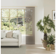 Heller Wohnraum mit Fenster, Sofa und Schiebegardine zur Dekoration und als Sichtschutz.