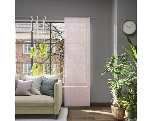 Wohnzimmer mit Schiebegardine am Fenster, Sofa, Zimmerpflanzen und Uhr an der Wand