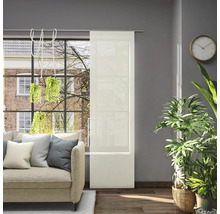 Wohnzimmer mit Schiebegardine am Fenster, Sofa und Zimmerpflanzen für eine helle und freundliche Atmosphäre.